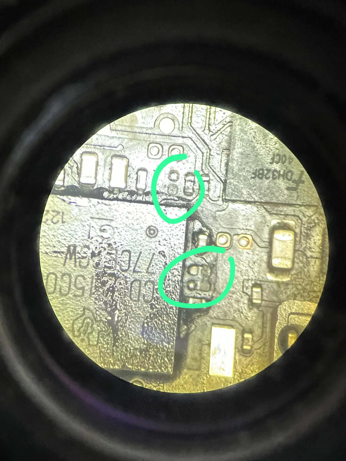 Inspection de composants sous microscope